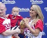 USA NEW YORK NATHANS HOT DOG E?ATING CONTEST