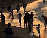 시원한 바닷물에 발을 담그면