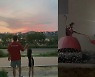 "손태영♥" 권상우, 폭풍성장한 딸과 저녁 산책.. '행복 가득'[리포트:컷]