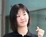 이유비, 호수같은 눈망울로 하트 [포토엔HD]