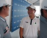 우승한 김주형을 안고 축하해준 임성재..김주형 "형에게 감사하고, 제가 밥 사야줘" [PGA]