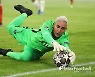 김민재 뒤에 월클 GK가 뜬다..나폴리, 'UCL 3연패 수문장' 나바스 협상