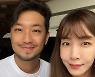 김이나, 이런 모습 처음이야..대세 유튜버 포착하고 사진요청 '침착한 미소'