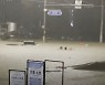 [단독] 강남서 물 속에 고립된 운전자 구한 용감한 시민