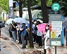 "4번 환승에 2시간 걸렸어요".. 폭우 출근전쟁, 해법은 '각자도생'