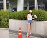 설현, 핫팬츠로 드러낸 늘씬 몸매[똑똑SNS]
