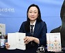 이민진 작가, '파친코' 재출간 기념 팬 사인회 진행