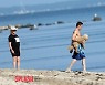 휴 잭맨, 13세 연상 아내와 바캉스..강아지 안고 물놀이 [N해외연예]