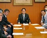아베파 다독이고 비주류 배려.. 기시다 인사 '융화' 우선