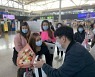 부산에도 외국인 관광객 입국 '러시'..한 달간 무비자 허용