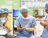 미국·이라크 척추 전문의, 지역 병원에서 최신 수술법 연수