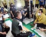 [포토] 구룡마을 이재민들과 대화하는 박홍근 민주당 원내대표