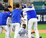 피렐라 '연장 혈투, 마침표 찍는 끝내기 안타' [MK포토]