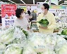 하나로마트 둘러본 尹대통령 "장바구니 물가만큼은 확실히 잡겠다"