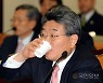 '신동주 불법 법률자문' 민유성 前 산업은행장 재판에