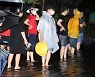 하루 200mm 물폭탄..5년전 악몽에 주민들 양동이 들고 나섰다