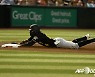 MLB, 슬라이딩 도중 핸드폰 흘린 선수 조사