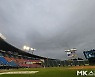 먹구름 낀 잠실야구장 '관중석도 썰렁' [MK포토]