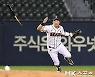 부러진 박건우 배트를 피하는 허경민 [MK포토]