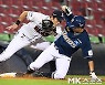 허경민 '박민우, 아웃!' [MK포토]
