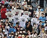 롯데 팬들 '이대호 유니폼 흔들며 응원' [MK포토]