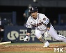 김인태 '빙그르르 삼진' [MK포토]