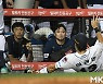 허경민 호수비에 놀란 NC [MK포토]