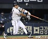 허경민 '넘어갔다! 동점 솔로포 쾅' [MK포토]