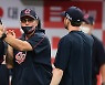 서튼 감독 '반즈, 10승 축하해' [MK포토]
