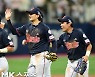 신용수-황성빈 '싱글벙글 승리 주역들' [MK포토]