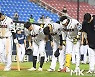 두산 3연패 '고개숙인 선수들' [MK포토]