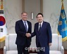 尹, 폼페이오 비공개 접견.."북핵문제·한반도 안보 논의"