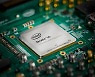 차세대 AI 반도체로 주목받는 FPGA.. 인텔도, SKT도 반했다