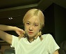 화이트 티셔츠로 멋쁨 뽐내기!? 뭔가 다른 그녀들의 힙 뽀인뜨~