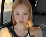 눈과 눈 사이에 집중! 신박한 아이메이크업 트렌드