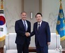 尹대통령, 폼페이오 전 美국무장관과 비공개 접견..북핵 등 논의
