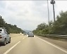 [영상]달리는 차에서 떨어져 목매달린 개 '아찔' ..동물학대 논란