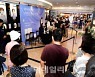 [포토]이민진 작가, '파친코' 재출간 기념 팬 사인회
