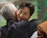 '홍보 요정' 조재윤, 옥택연→박해일 포옹 '인싸력 폭발'('전참시')