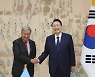 유엔 총장, 尹 '악수 사진' 올려.. "비핵화 논의 감사"
