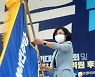 시당기 흔드는 민주당 서은숙 신임 부산시당 위원장