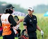 [포토] 신용구 '캐디의 조언을 듣는다'