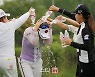 [포토]이소영 '폭포수 같은 우승 축하 물세레'