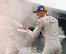 [포토]시원하게 샴페인 뿌리는 반도른