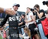 [포토]축하받으며 시상대 향하는 에도아르도 모르타라