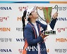 이소영 '역전 우승컵에 짜릿한 입맞춤'[포토]
