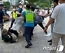스님들, 강남서 '선거 개입' 비판한 노조원 폭행..오물도 던졌다