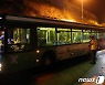 동예루살렘서 유대교 순례자 버스, 무장 괴한에 피격..7명 부상