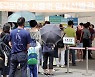 주말에도 확진 12만명 육박..전문가 "이르면 16~17일 정점"