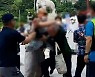 서울 강남 한복판에서 1인 시위 노조원 폭행한 스님들